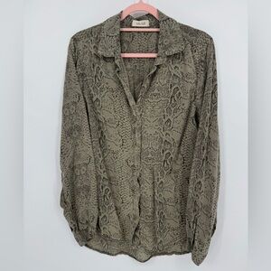 Bella Dahl Women's Snake Print V-Neck Button-Up Blouse Size Large 100% Lyocell